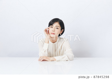 白背景の若い女性 白背景の若い女性 87845298