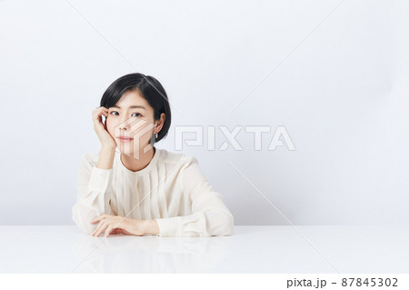 白背景の若い女性 白背景の若い女性 87845302