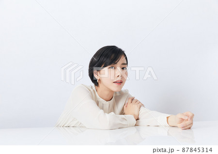 白背景の若い女性 白背景の若い女性 87845314