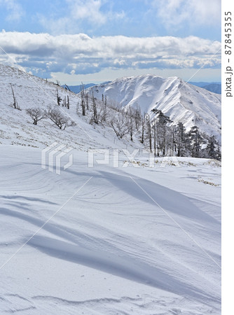 日本百名山剣山からの冬景色、「次郎笈」の朝 87845355