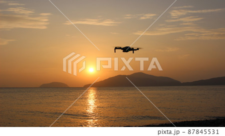 太陽に向かって飛行するドローン　DJI MAVIC 87845531