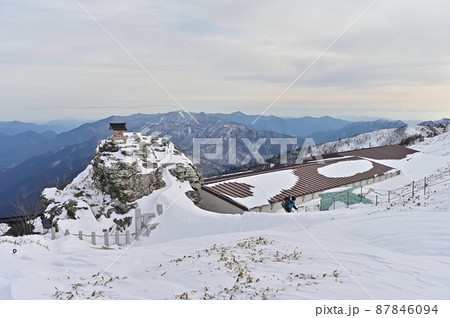 日本百名山「剣山」の冬景色、寒い朝 日本百名山「剣山」の冬景色、寒い朝 87846094