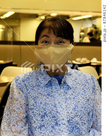 ホテルのレストランに座った手作りマスク姿の女性ツーリスト ホテルのレストランに座った手作りマスク姿の女性ツーリスト 87846142