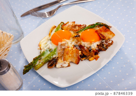 Breakfast of fried eggs with mushrooms, asparagus and bacon Breakfast of fried eggs with mushrooms, asparagus and bacon 87846339