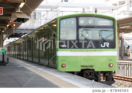 放出駅に停車中の国鉄201系電車 放出駅に停車中の国鉄201系電車 87846563
