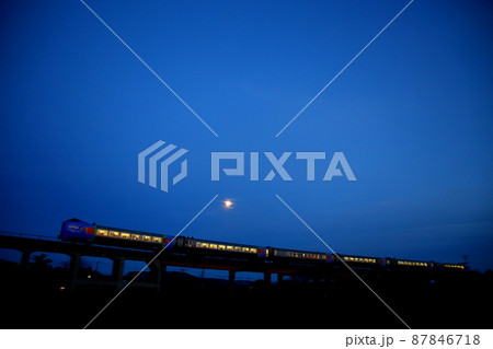 ブルータイムの高架橋を行くキハ283系おおぞら 87846718