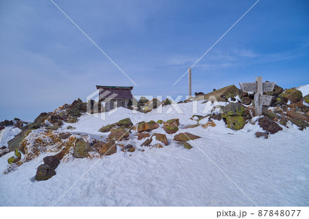 冬の日光白根山の奥白根神社 87848077