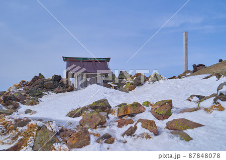 冬の日光白根山の奥白根神社 87848078