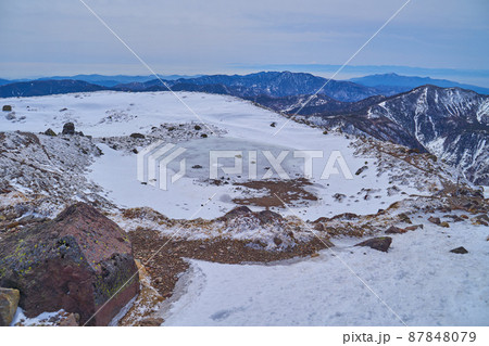 冬の日光白根山 頂上付近の火口跡と皇海山方面 冬の日光白根山 頂上付近の火口跡と皇海山方面 87848079