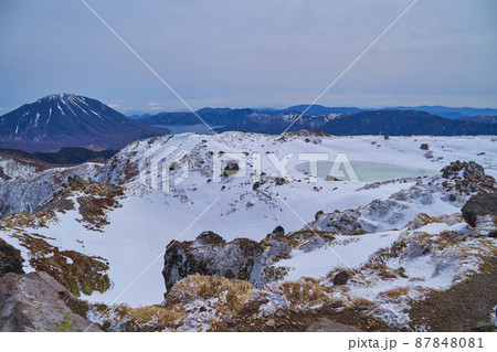 冬の日光白根山 頂上付近の火口跡と男体山方面 冬の日光白根山 頂上付近の火口跡と男体山方面 87848081