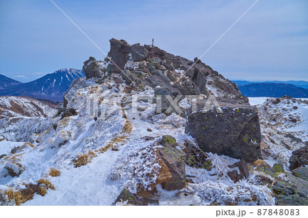 冬の日光白根山の山頂方面を見る 87848083