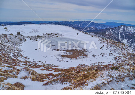 冬の日光白根山 頂上付近の火口跡 87848084