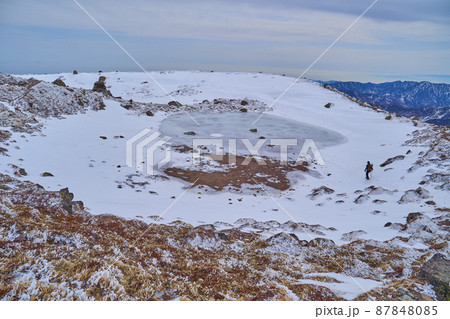 冬の日光白根山 頂上付近の火口跡と登山者 87848085