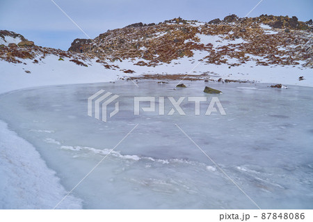 冬の日光白根山 頂上付近の火口跡 87848086