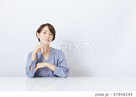 白背景の前の女性 白背景の前の女性 87848294