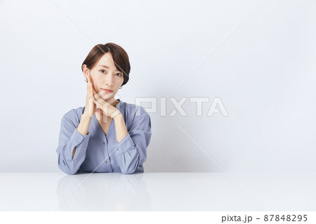 白背景の前の女性 白背景の前の女性 87848295