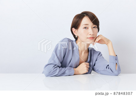 白背景の前の女性 白背景の前の女性 87848307