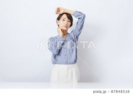 白背景の前の女性 白背景の前の女性 87848316