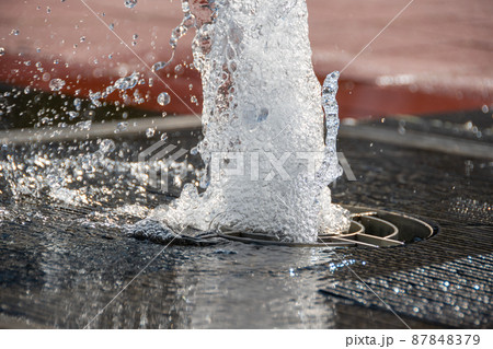 初夏の街角の小さな噴水 87848379