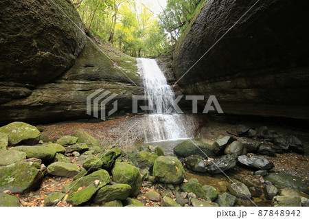 愛媛県東温市 秋の滑川渓谷 奥の滝 愛媛県東温市 秋の滑川渓谷 奥の滝 87848942