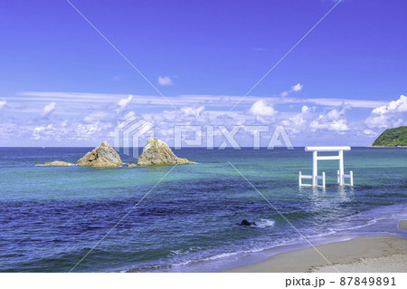 福岡県 糸島市 二見ヶ浦の白い鳥居と夫婦岩 福岡県 糸島市 二見ヶ浦の白い鳥居と夫婦岩 87849891