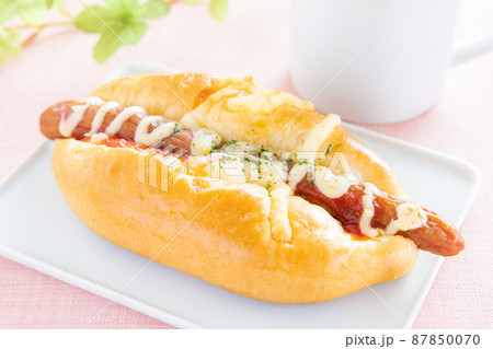 美味しいソーセージドッグとホットコーヒー 87850070