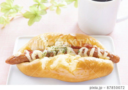 美味しいウインナードッグとホットコーヒー 87850072