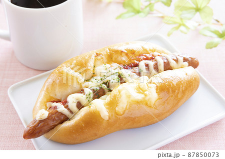 美味しいウインナードッグとホットコーヒー 87850073