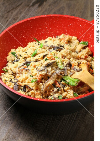 おから料理、炒り煮、調理シーン 87850220