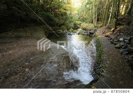 愛媛県東温市　秋の滑川渓谷 87850804