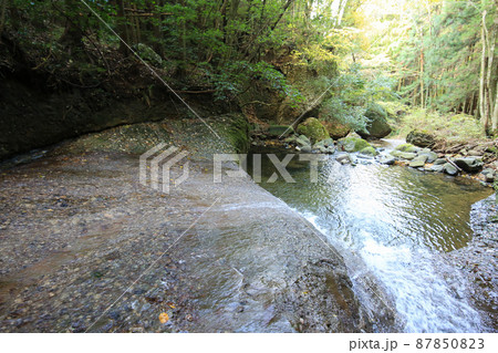 愛媛県東温市 秋の滑川渓谷 愛媛県東温市 秋の滑川渓谷 87850823
