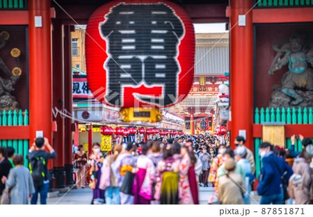 日本の東京都市景観 BA.2多重感染爆発…賑わう浅草寺…。韓国感染者40万人超のなぜ＝16日 87851871