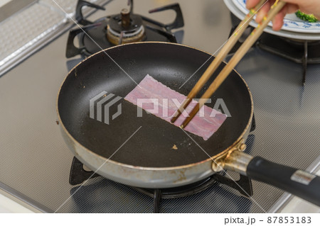 【朝食作りベーコンを焼く リアルなイメージ】 【朝食作りベーコンを焼く リアルなイメージ】 87853183