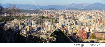 熊本市(夕日光芒)熊本城と市内パノラマ風景 87854248