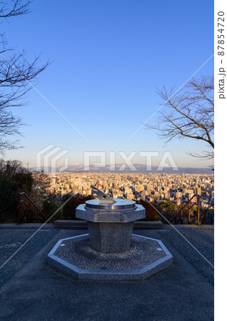 熊本市(阿蘇山を背景に夕焼け風景) 87854720