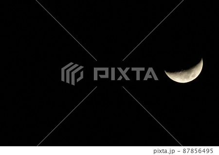 北杜市白州町、月齢5.4満ちて行く月（位置：右中） 87856495