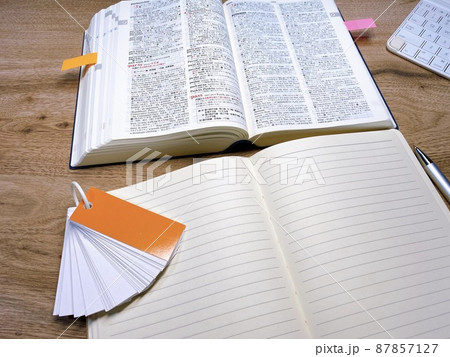 教育イメージ 筆記用具と英和辞典 試験勉強 教育イメージ 筆記用具と英和辞典 試験勉強 87857127