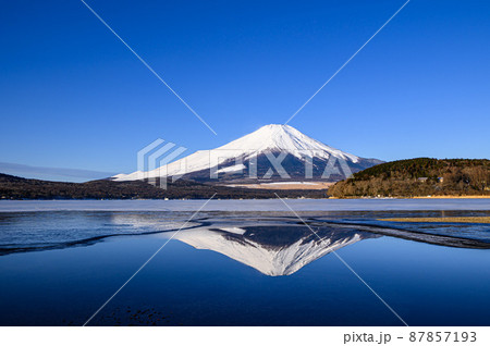(山梨県)山中湖に映る逆さ富士と快晴の空 (山梨県)山中湖に映る逆さ富士と快晴の空 87857193