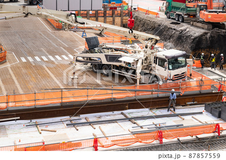 街の中でのビル建設工事現場　クレーン作業 87857559