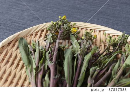 ざるにのった紅菜苔（こうさいたい） 87857583