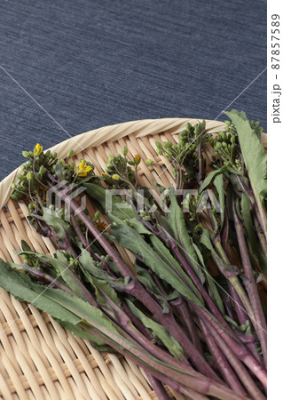 ざるにのった紅菜苔（こうさいたい） 87857589