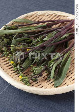 ざるにのった紅菜苔（こうさいたい） 87857590