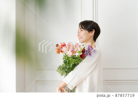 花束を抱えた女性 87857719