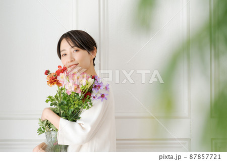 花束を抱えた女性 87857721
