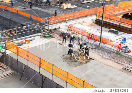街の中でのビル建設工事現場　コンクリート打設日本の誇る職人達 87858291
