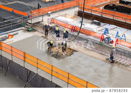 街の中でのビル建設工事現場　コンクリート打設日本の誇る職人達 87858293