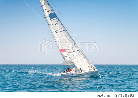 Sailing keelboat yacht with white sailsの写真素材 [87858593