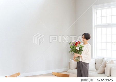 花束を抱える女性 花束を抱える女性 87859925