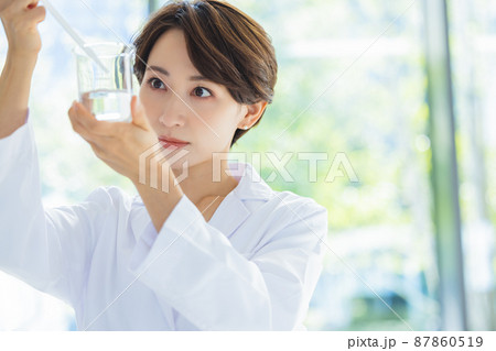 白衣の女性　撮影協力：LINK FOREST 87860519