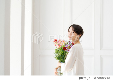 花束を抱えた女性 花束を抱えた女性 87860548